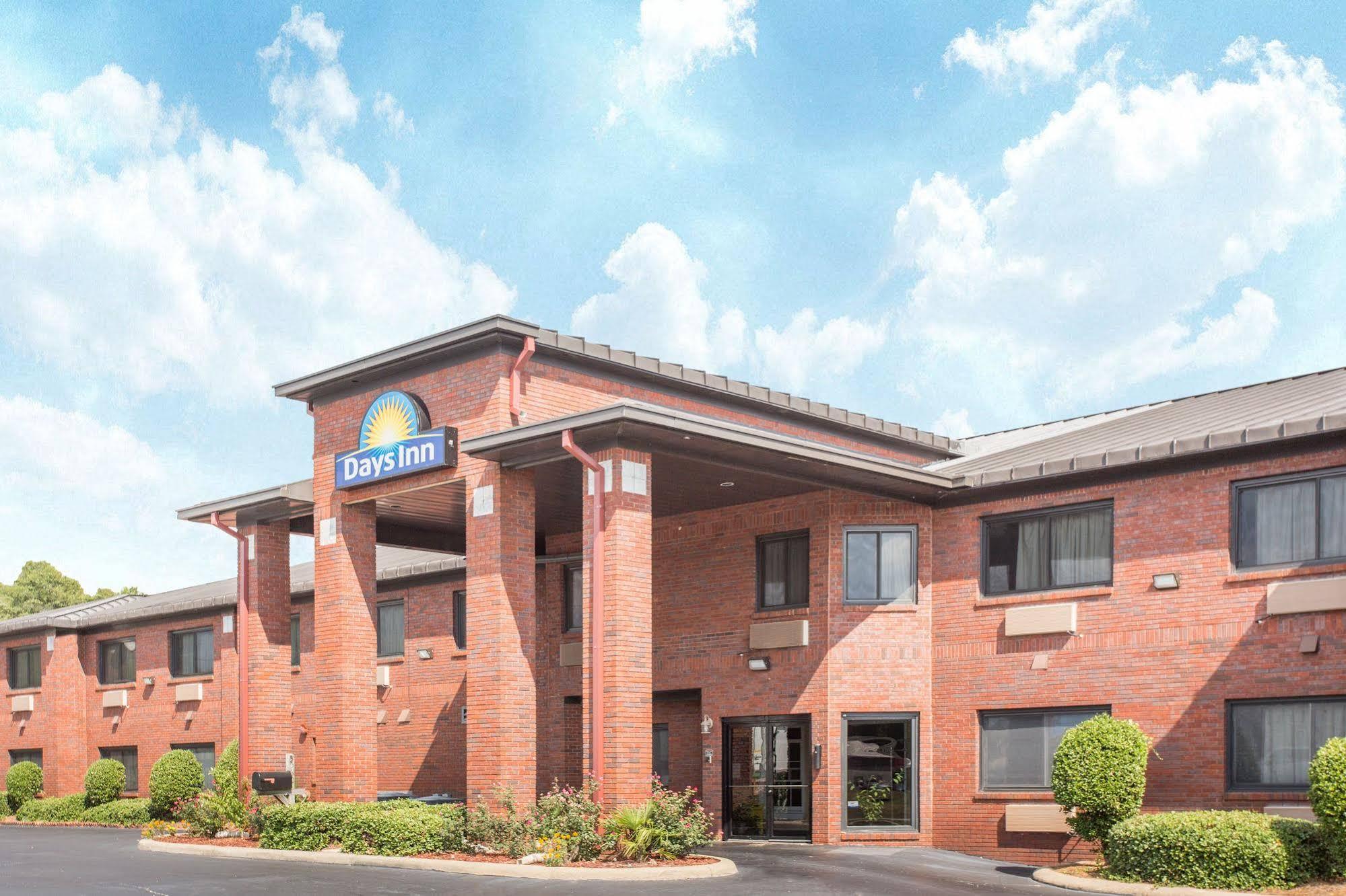 Days Inn By Wyndham Phenix City Near Fort Moore Extérieur photo