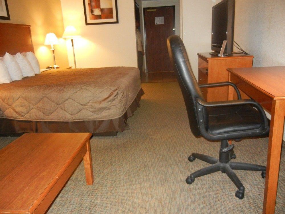 Days Inn By Wyndham Phenix City Near Fort Moore Extérieur photo